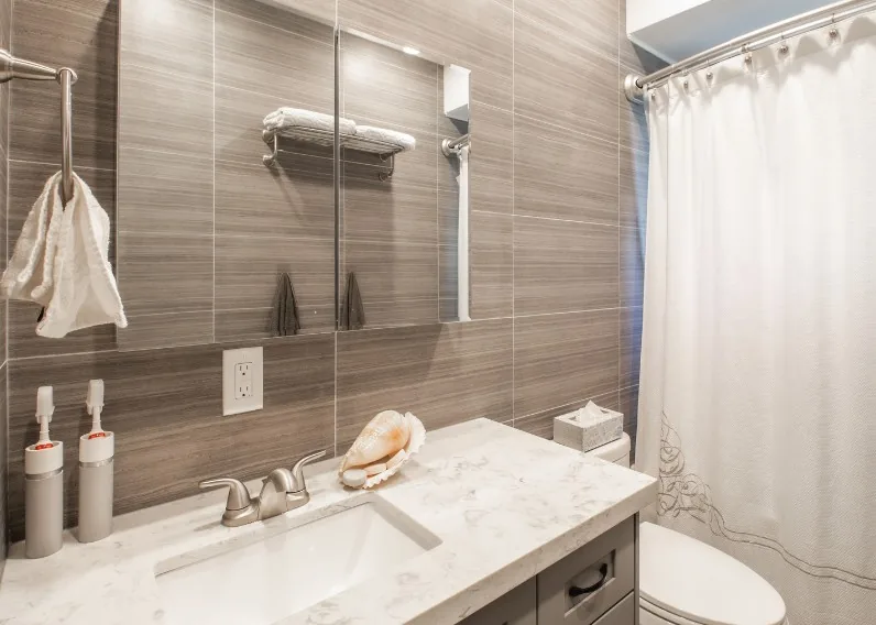 Lavabo de microcemento en un baño reformado, La Puebla de Alfindén