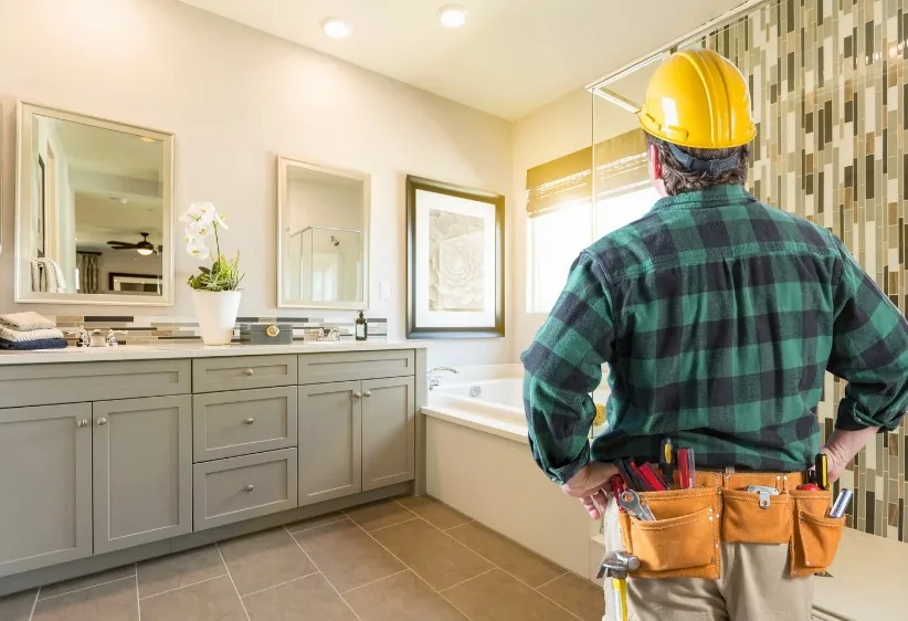 Profesional revisando un baño reformado antes de entregarlo en Zaragoza